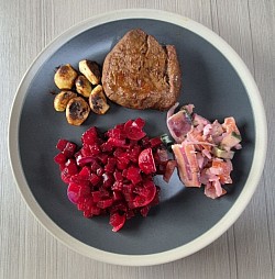 Leckeres Abendessen gekocht auf dem Campingplatz.